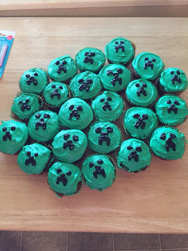 Minecraft: Creeper Cupcakes (2018) Minecraft: Creeper Cupcakes (2018)